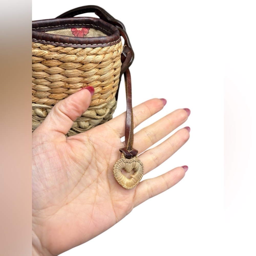 Brighton Sadie Straw Raffia Leather Shoulder Bag
Woven Tan Brown Heart Floral. - Picture 3 of 7